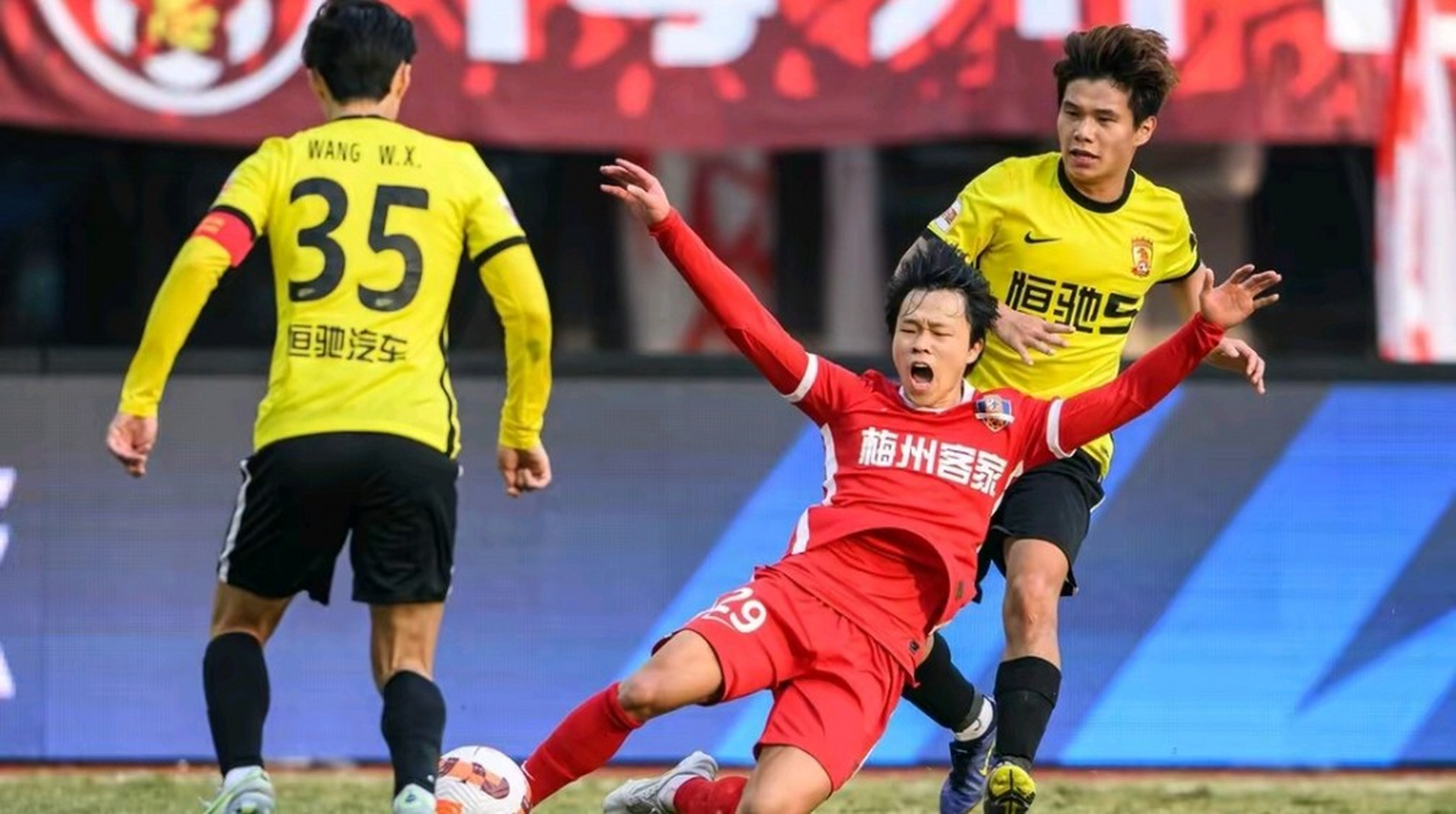 包含新奥尔良鹈鹕内部会议纪要流出——赛前状态回暖，中超使命明确，年轻球员得到机会的词条球速体育直播